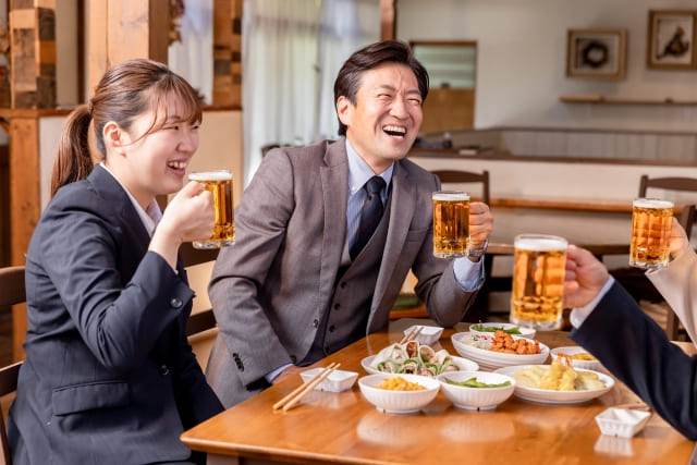 居酒屋で乾杯するビジネスパーソン