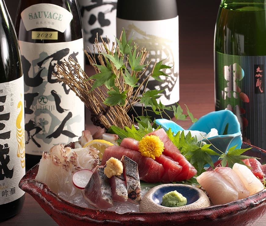 色とりどりの刺身と日本酒が並ぶ光景