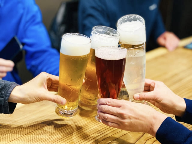 テーブルで乾杯する4種類のビール