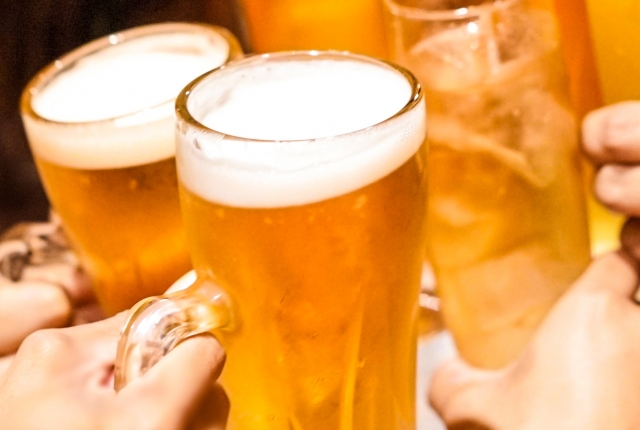 居酒屋で楽しく乾杯する友人たち