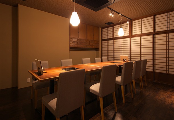 和風の部屋にある長いテーブルと椅子