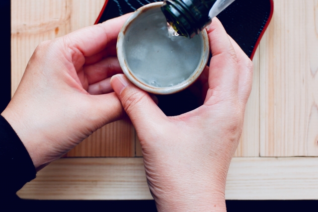 陶器の杯に注がれる日本酒