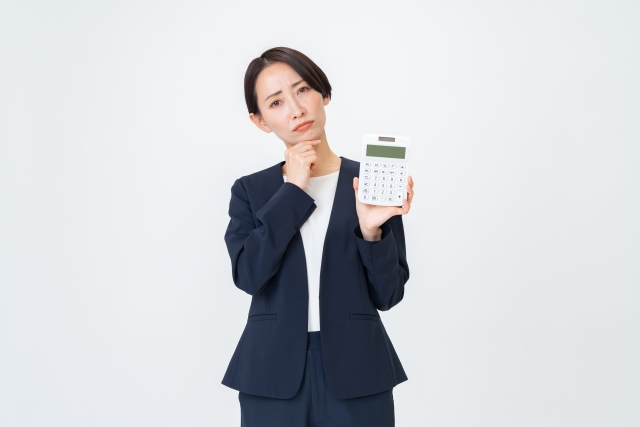 考え込むビジネススーツの女性