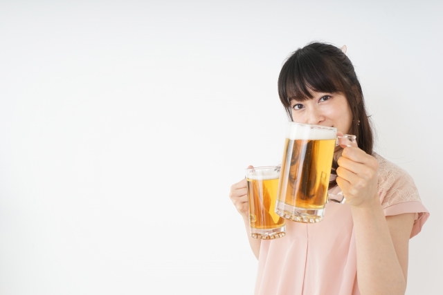ビールジョッキを持つ若い女性