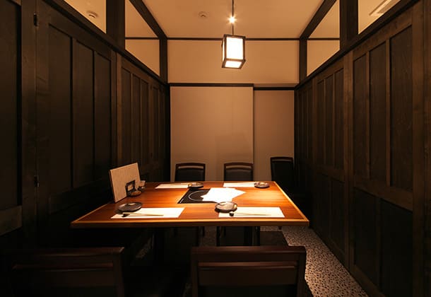 テーブルごとに仕切りを設けているため、半個室のようにご利用いただけます